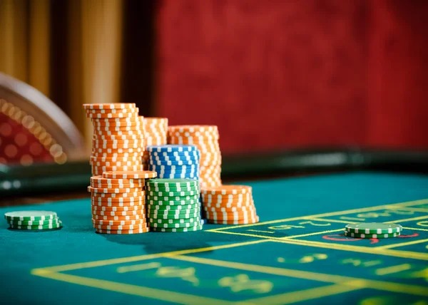 Live-dealer table and slot game interface on cinasipit com
